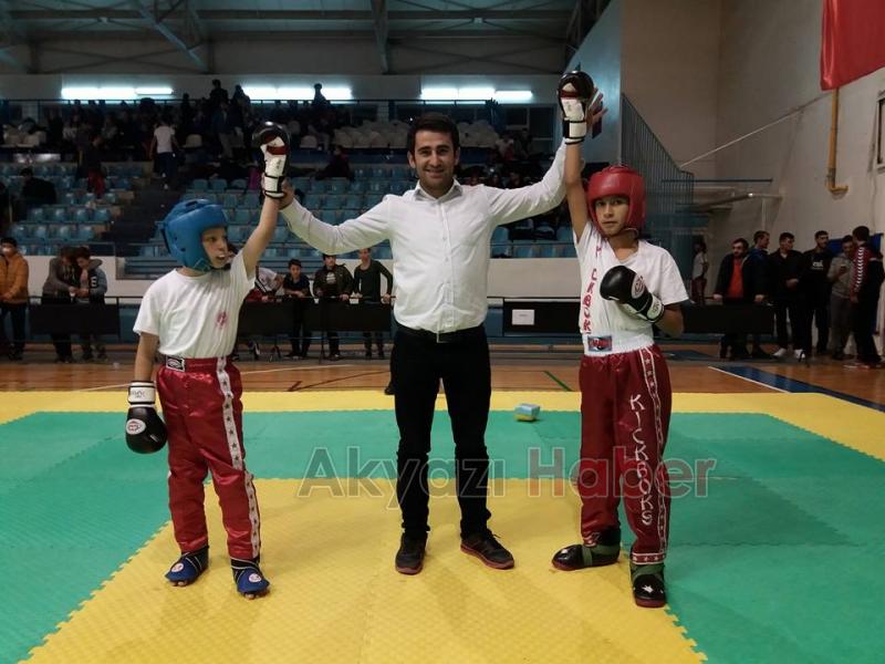 KickBoks 'ta Akyazılı Gençlerin Karşında Rakip Dayanmadı 