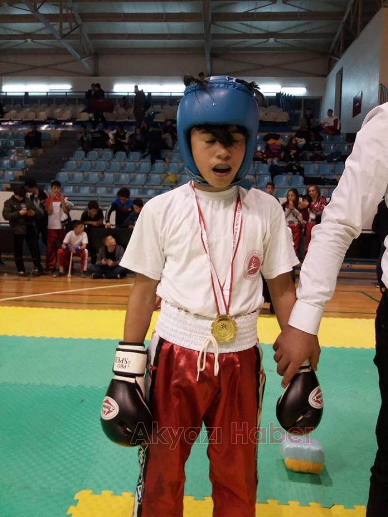KickBoks 'ta Akyazılı Gençlerin Karşında Rakip Dayanmadı 