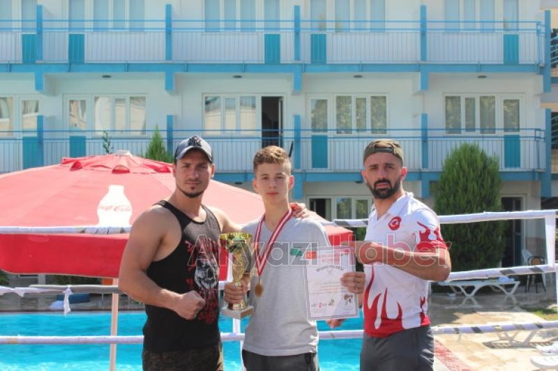 KickBoksta Altın Madalya Akyazının 