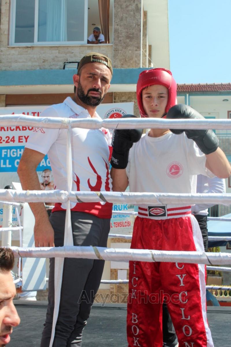 KickBoksta Altın Madalya Akyazının 