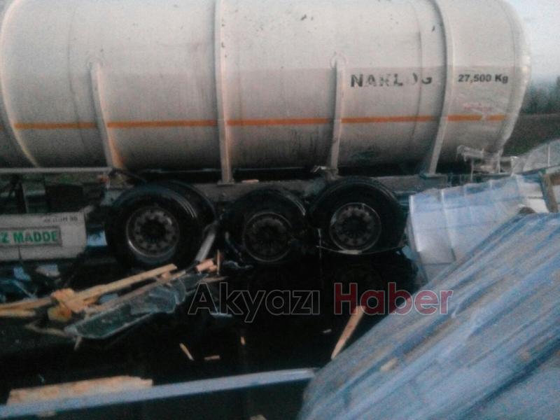 KİMYASAL MADDE YÜKLÜ 2 TIR ÇARPIŞTI