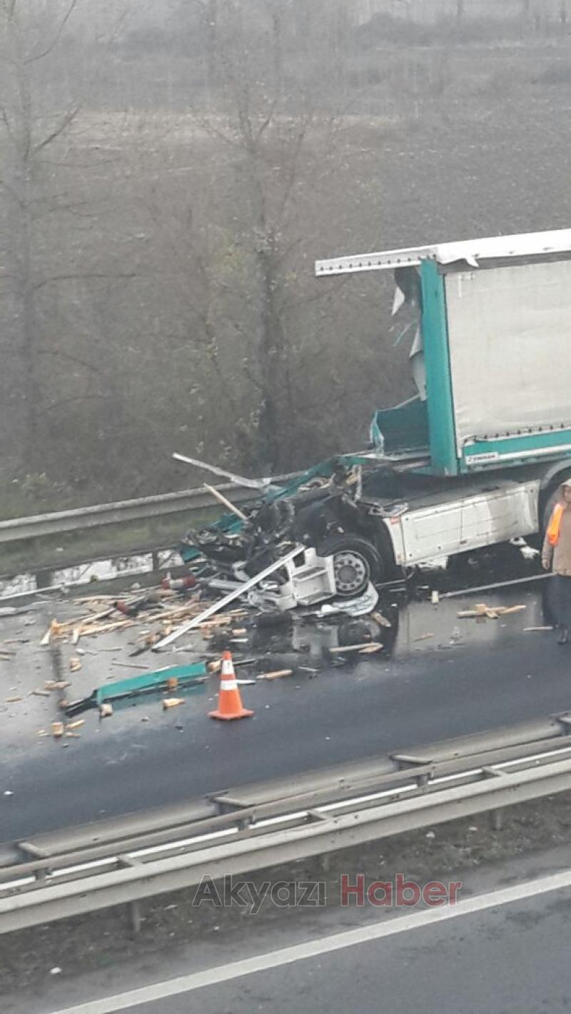 KİMYASAL MADDE YÜKLÜ 2 TIR ÇARPIŞTI