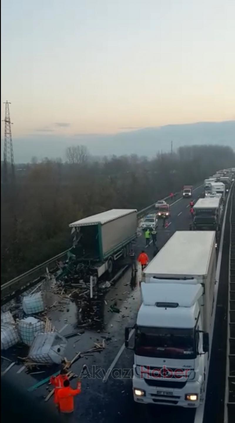 KİMYASAL MADDE YÜKLÜ 2 TIR ÇARPIŞTI