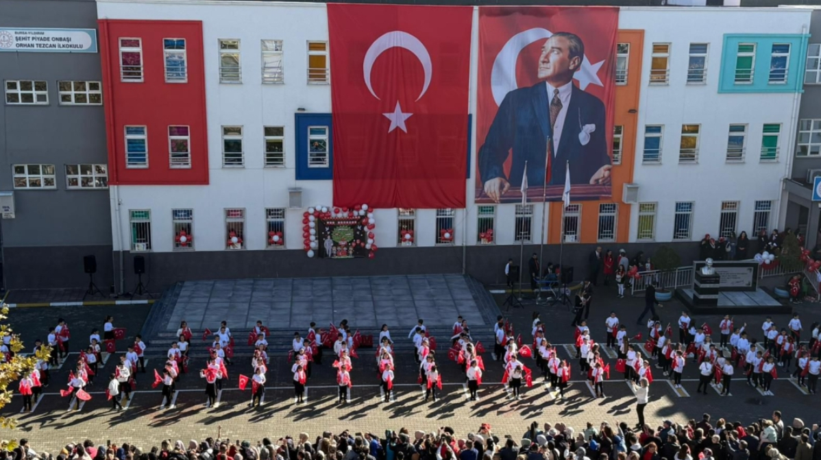 Kırmızı-beyazla ders başı: Öğrenciler bayrak ruhu ile okullarda