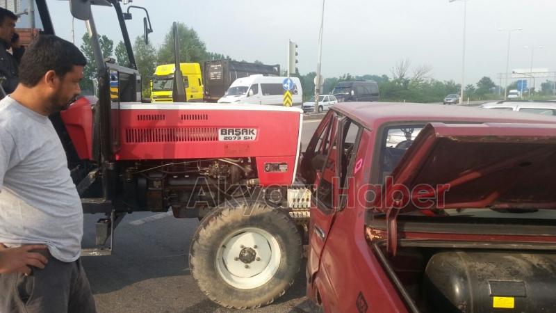 Kırmızı Işıkta Geçen Traktör Otomobile Çarptı