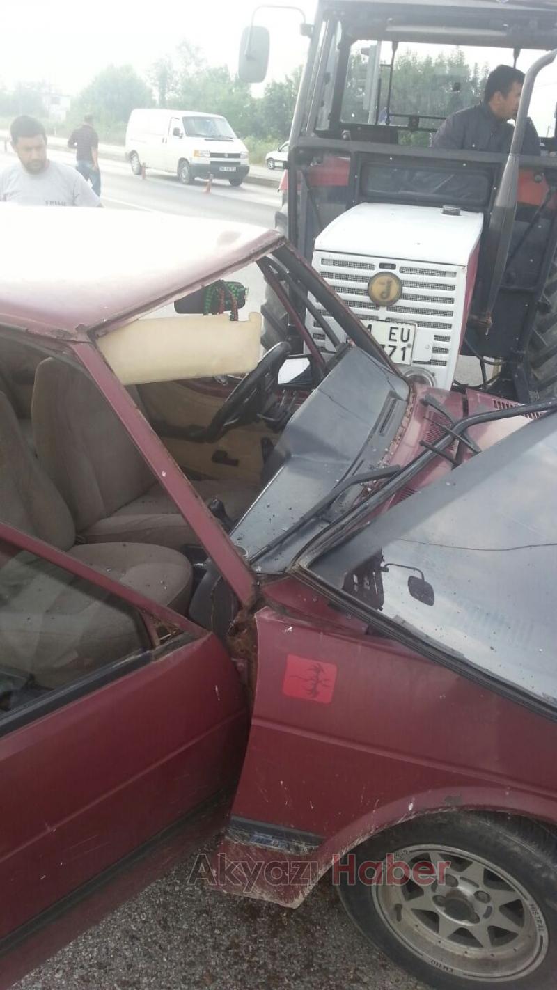 Kırmızı Işıkta Geçen Traktör Otomobile Çarptı