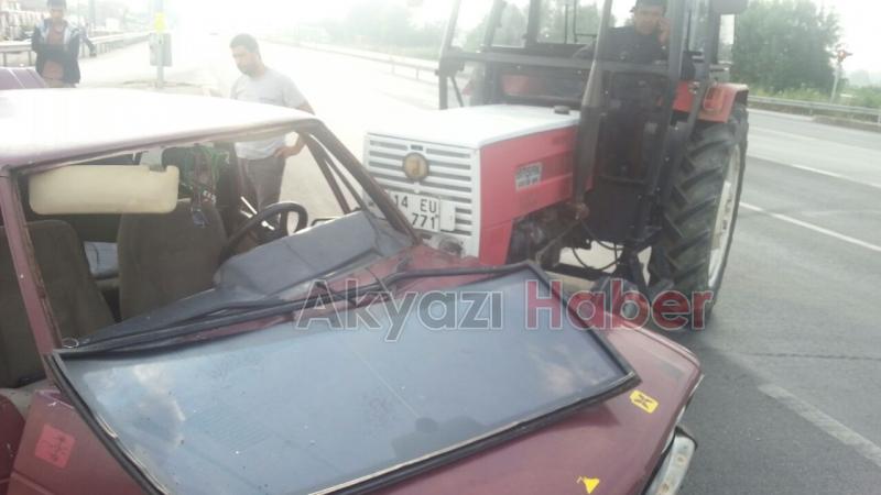 Kırmızı Işıkta Geçen Traktör Otomobile Çarptı