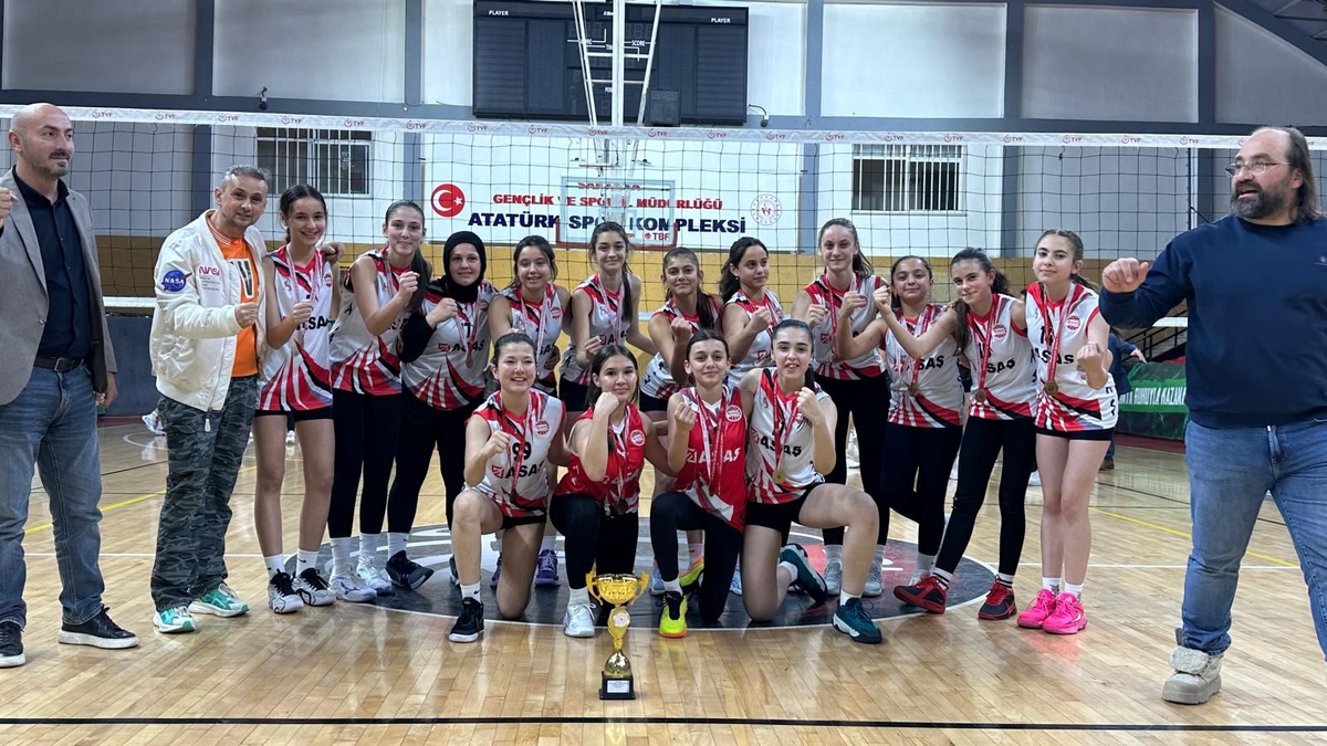 Kız Voleybol Takımı şampiyon oldu