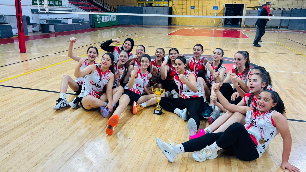 Kız Voleybol Takımı şampiyon oldu