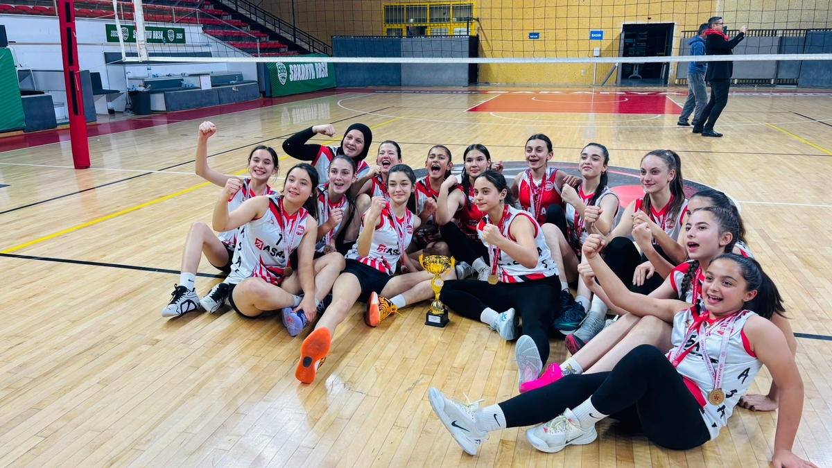 Kız Voleybol Takımı şampiyon oldu