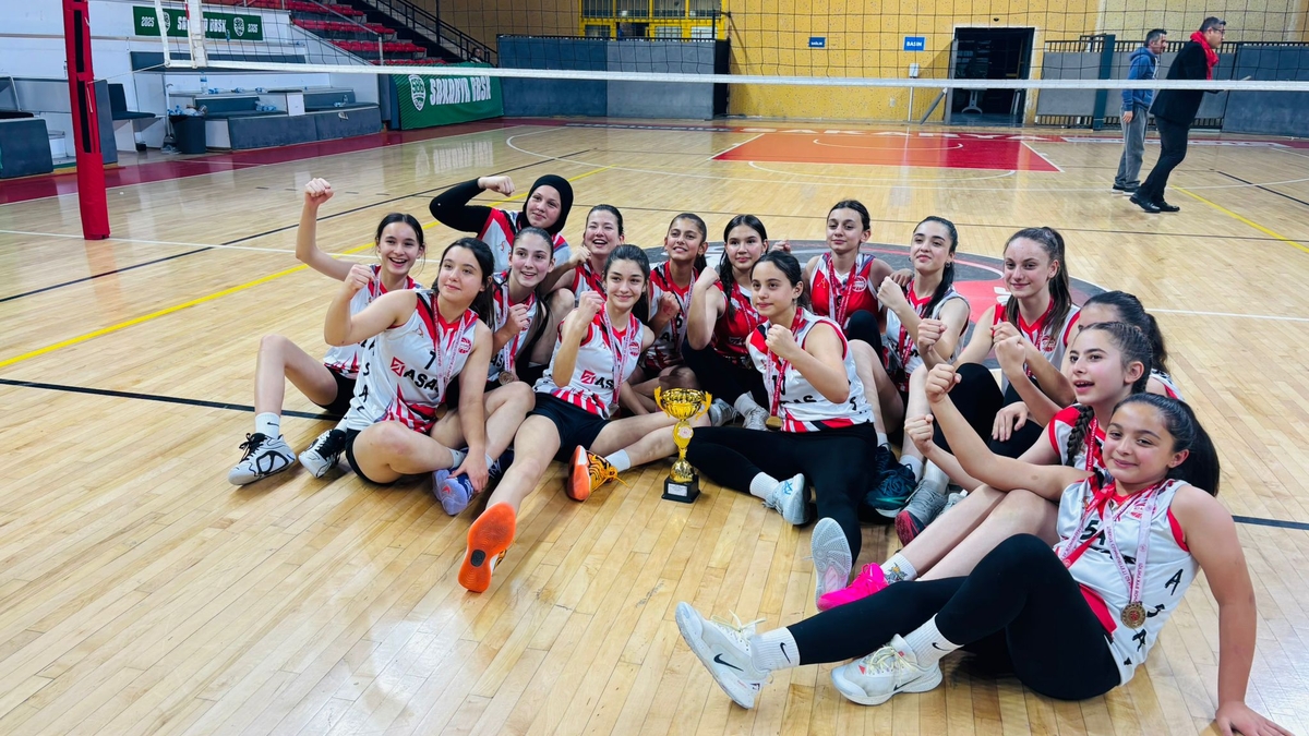 Kız Voleybol Takımı şampiyon oldu