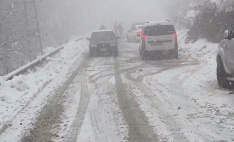 Kızak merkezine giden araçlar karda ilerleyemedi