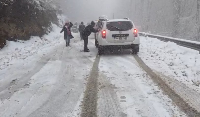 Kızak merkezine giden araçlar karda ilerleyemedi