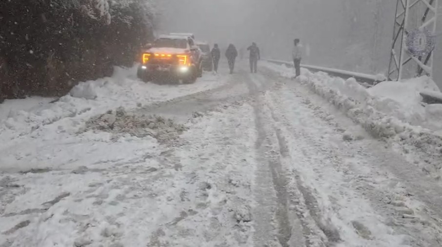 Kızak merkezine giden araçlar karda ilerleyemedi