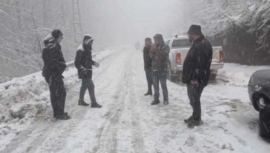 Kızak merkezine giden araçlar karda ilerleyemedi