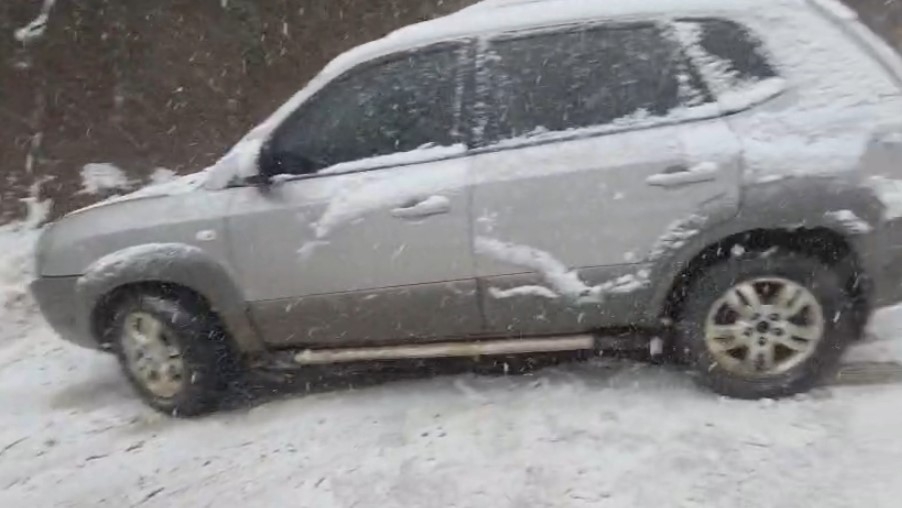 Kızak merkezine giden araçlar karda ilerleyemedi