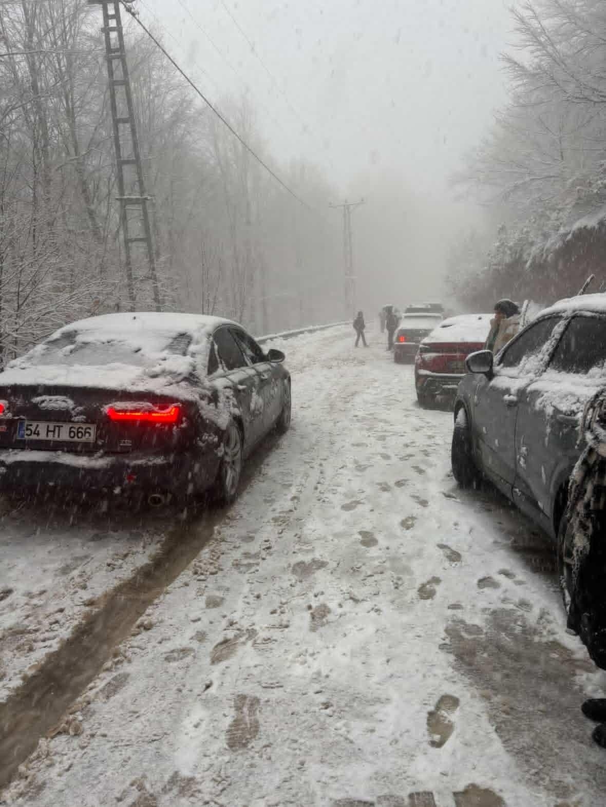 Kızak merkezine giden araçlar karda ilerleyemedi
