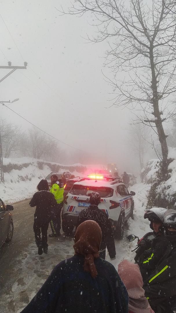Kızak merkezine giden araçlar karda ilerleyemedi