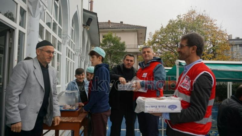 Kızılay Akyazı Şubesi Lokum dağıttı