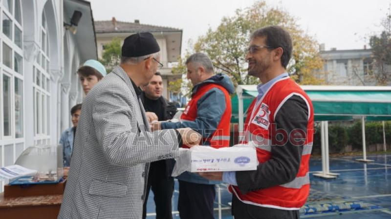 Kızılay Akyazı Şubesi Lokum dağıttı