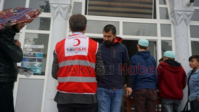 Kızılay Akyazı Şubesi Lokum dağıttı