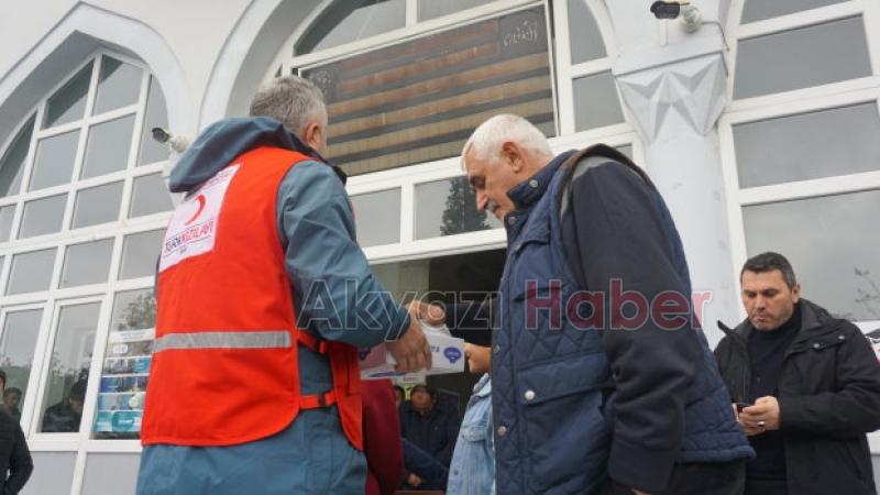 Kızılay Akyazı Şubesi Lokum dağıttı