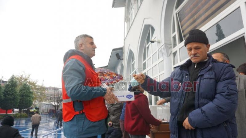 Kızılay Akyazı Şubesi Lokum dağıttı