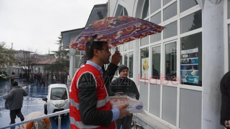 Kızılay Akyazı Şubesi Lokum dağıttı