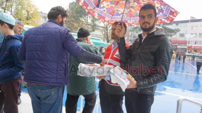 Kızılay Akyazı Şubesi Lokum dağıttı