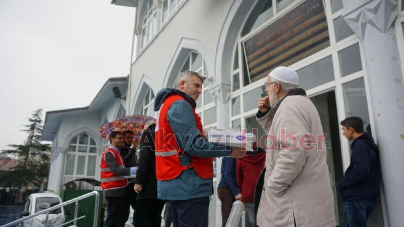 Kızılay Akyazı Şubesi Lokum dağıttı