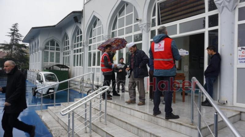 Kızılay Akyazı Şubesi Lokum dağıttı