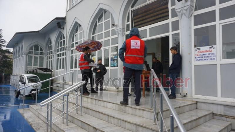 Kızılay Akyazı Şubesi Lokum dağıttı