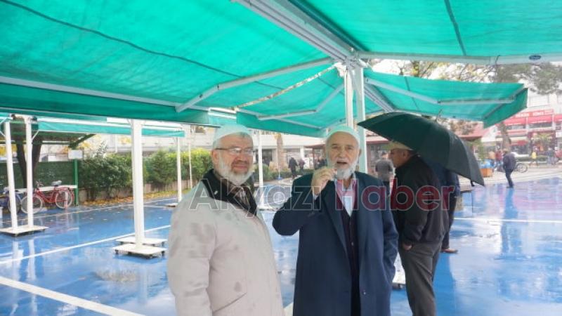 Kızılay Akyazı Şubesi Lokum dağıttı