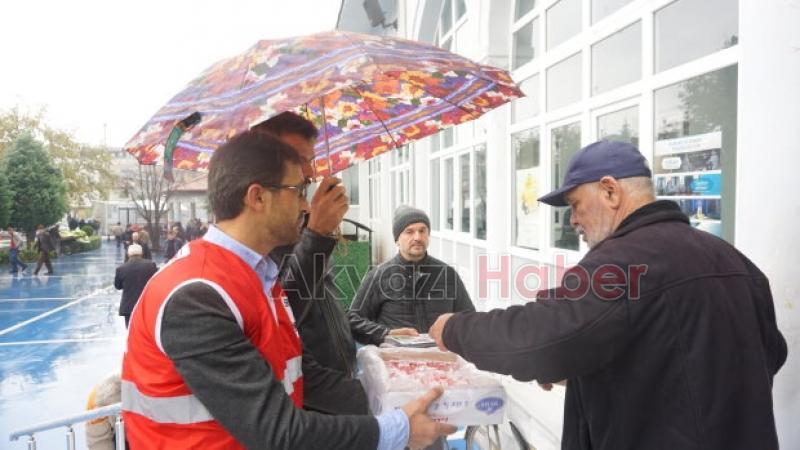 Kızılay Akyazı Şubesi Lokum dağıttı