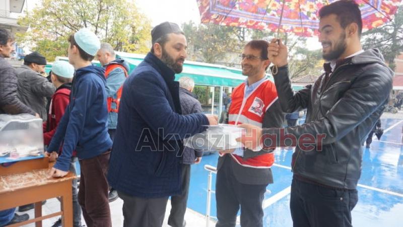 Kızılay Akyazı Şubesi Lokum dağıttı