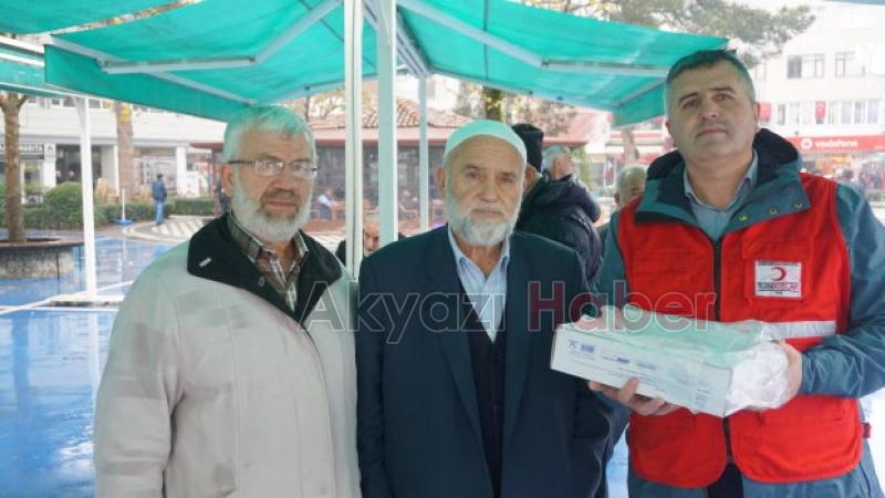 Kızılay Akyazı Şubesi Lokum dağıttı