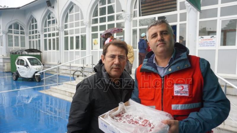 Kızılay Akyazı Şubesi Lokum dağıttı