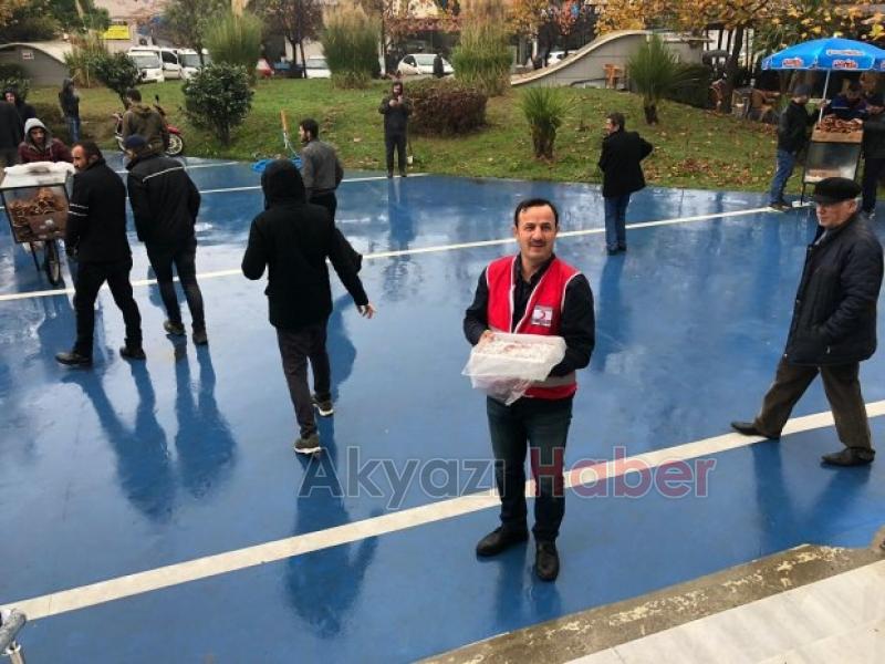 Kızılay Akyazı Şubesi Lokum dağıttı