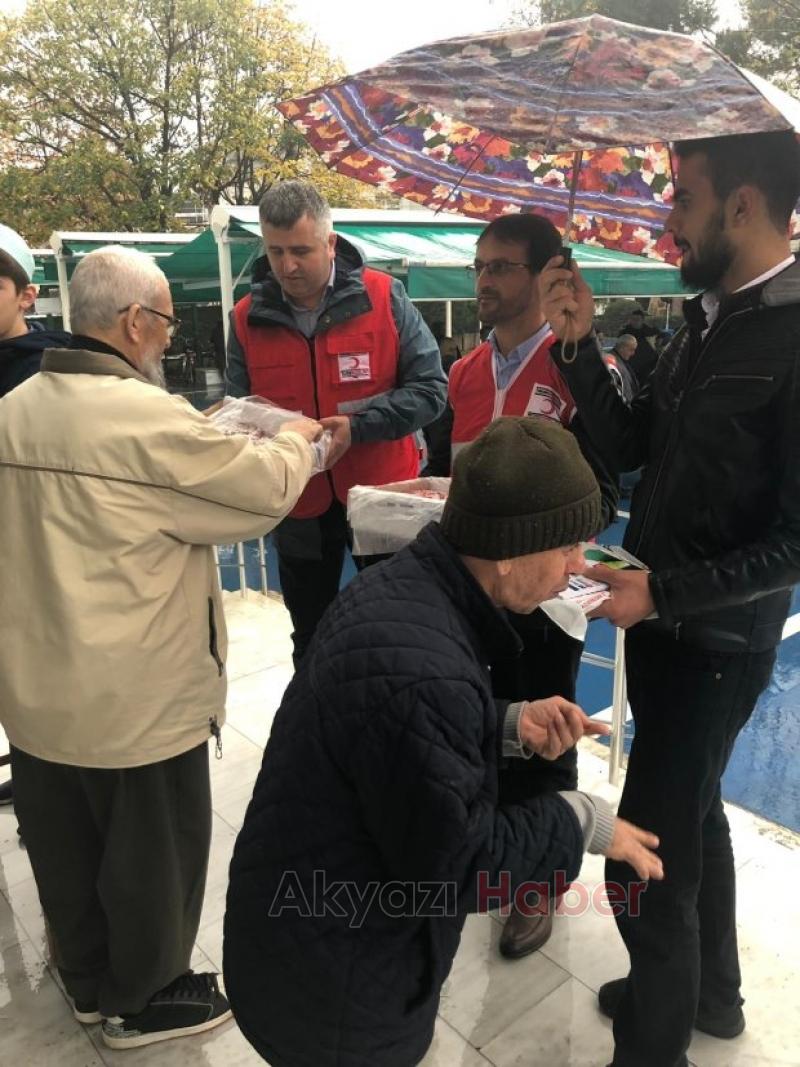 Kızılay Akyazı Şubesi Lokum dağıttı
