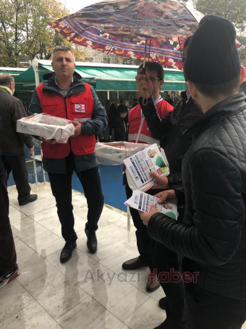 Kızılay Akyazı Şubesi Lokum dağıttı