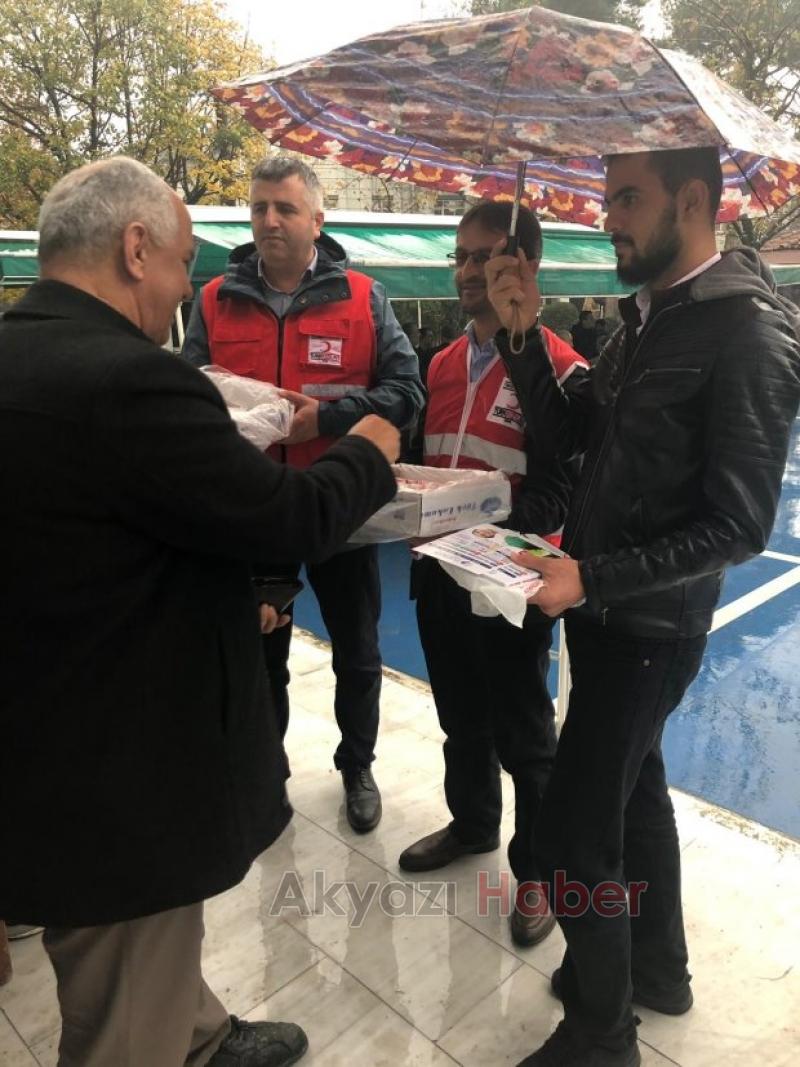 Kızılay Akyazı Şubesi Lokum dağıttı