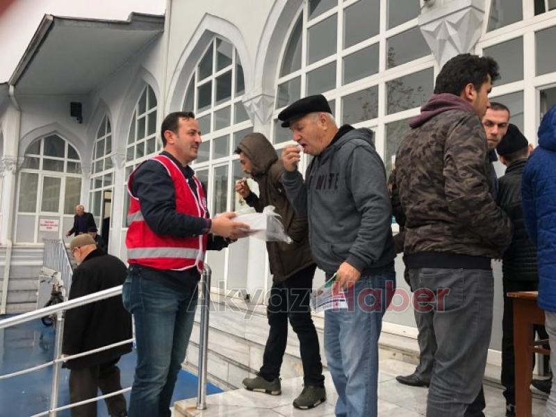 Kızılay Akyazı Şubesi Lokum dağıttı