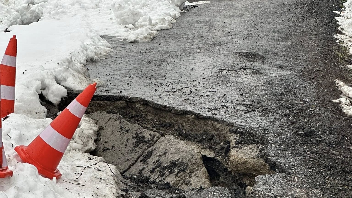 Kocaali'de iki mahalleyi birbirine bağlayan yolda heyelan