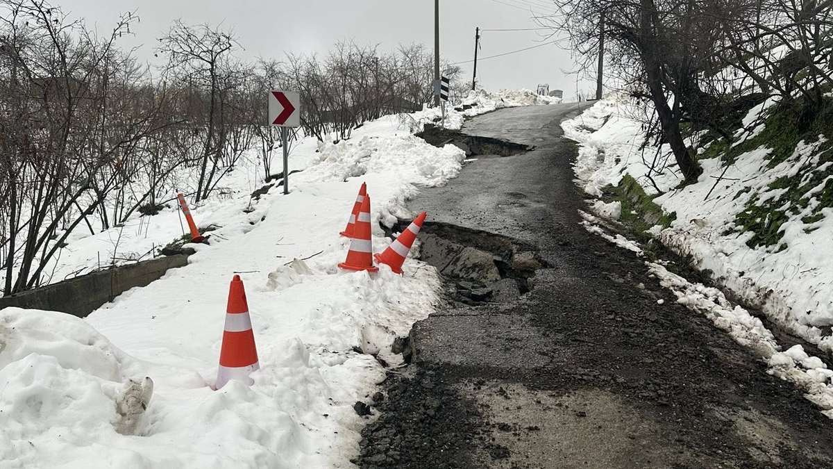 Kocaali'de iki mahalleyi birbirine bağlayan yolda heyelan