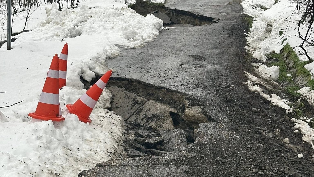 Kocaali'de iki mahalleyi birbirine bağlayan yolda heyelan