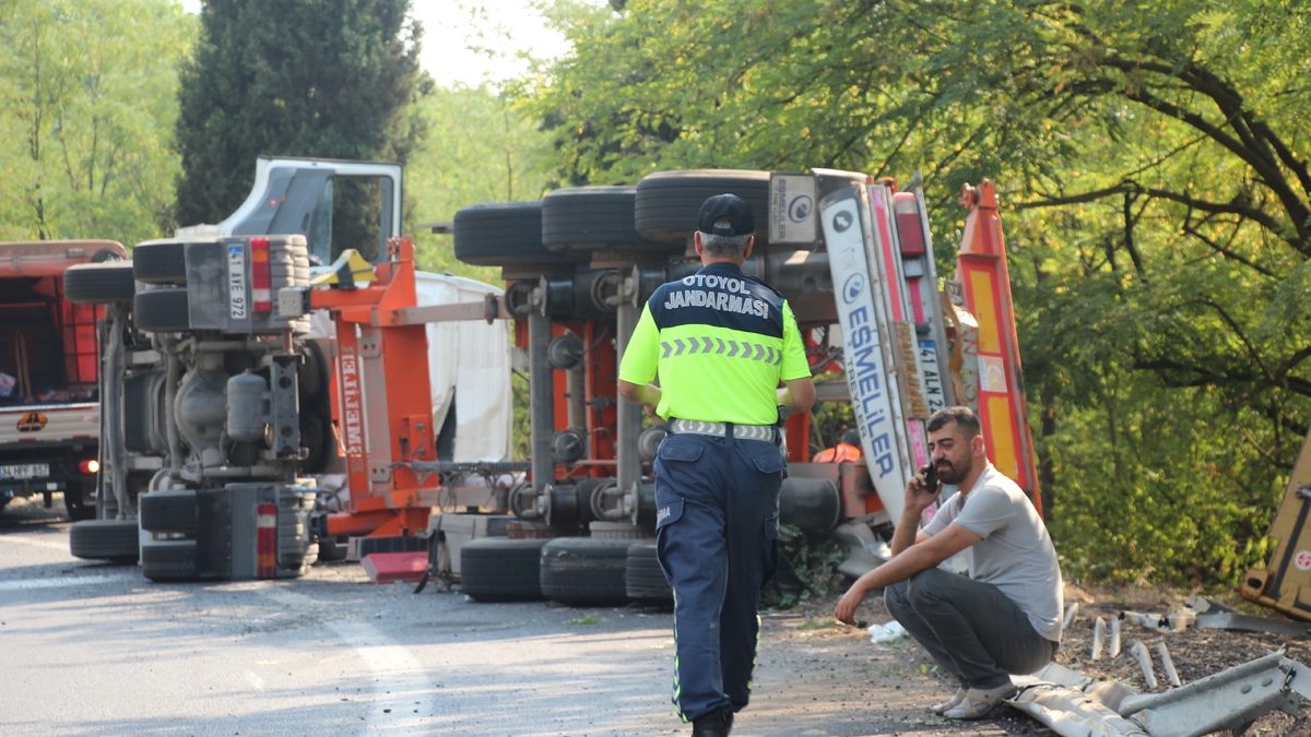Kocaeli’den geliyordu! Akyazı gişelerinde devrildi