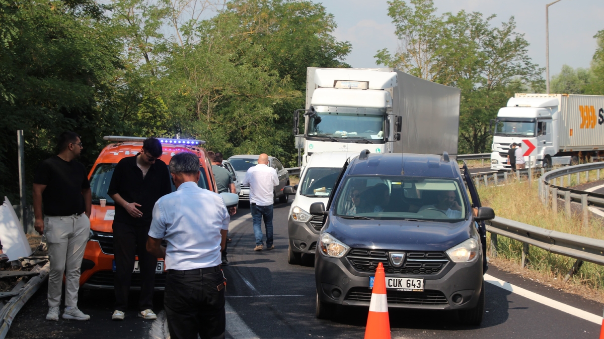 Kocaeli’den geliyordu! Akyazı gişelerinde devrildi