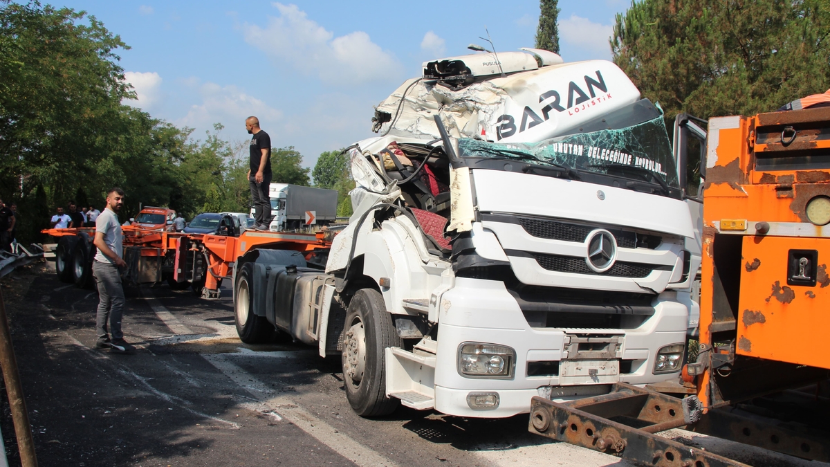 Kocaeli’den geliyordu! Akyazı gişelerinde devrildi