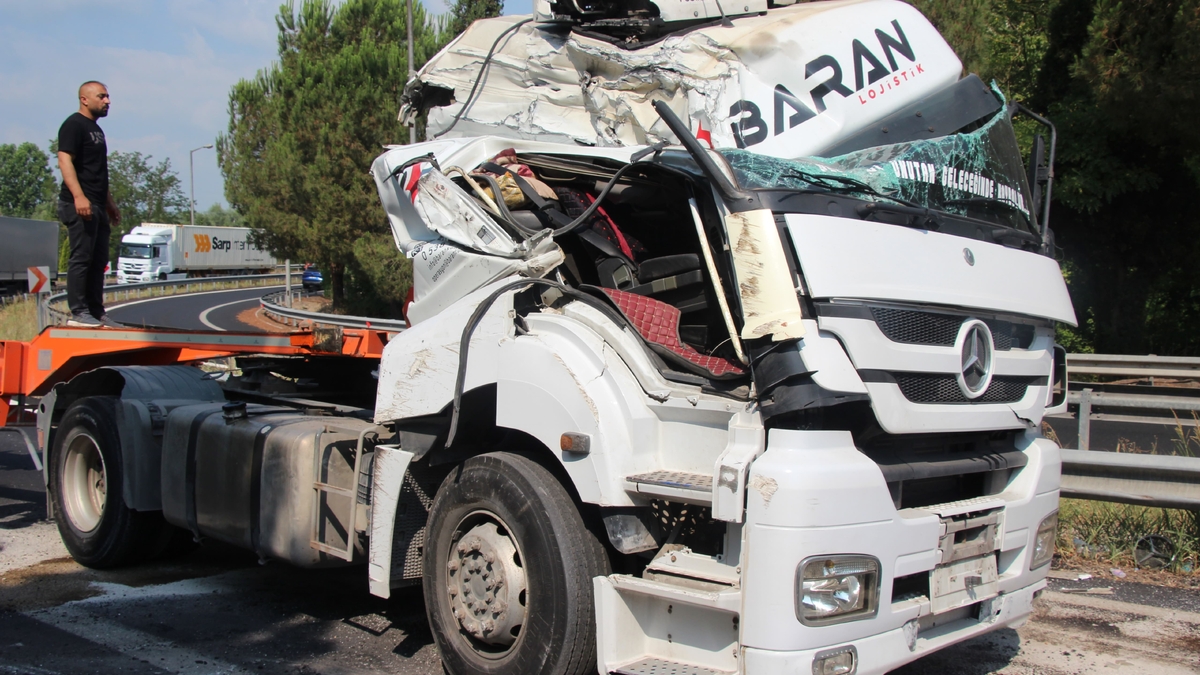 Kocaeli’den geliyordu! Akyazı gişelerinde devrildi