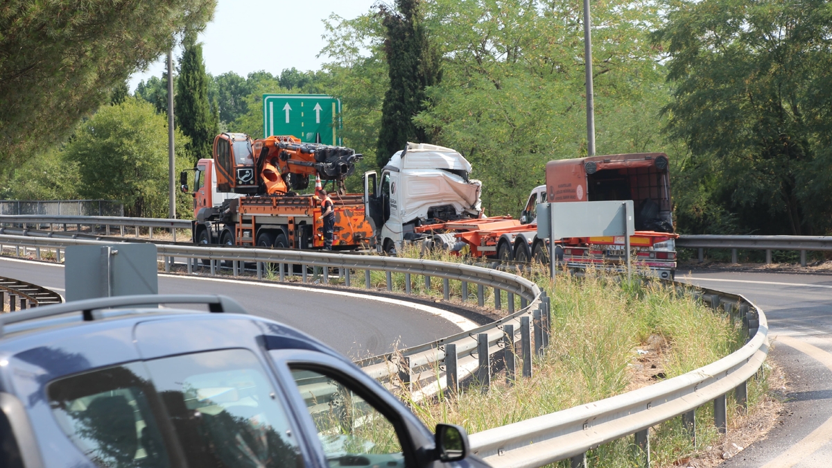 Kocaeli’den geliyordu! Akyazı gişelerinde devrildi
